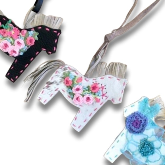 Little Leather Rodeo Horse with Flowers (Black and Pink) Bag Charm - Picture 5 of 6